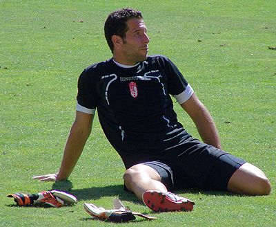 Toño estirando tras ul entrenamiento (ARCHIVO)