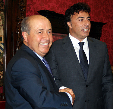 Torres Hurtado y Pina se dan la mano tras la firma del convenio