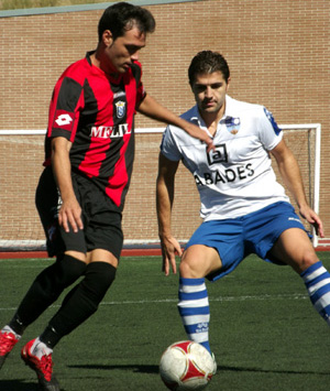 Toni presiona a un jugador de la UD Melilla (CASTILLO)