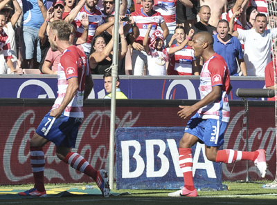 Flores y Brahimi celebrando un tanto del italiano 