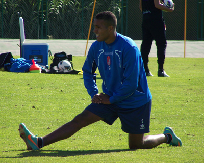 El Arabi realiza estiramiento sobre el césped de Armilla