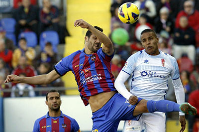 El Arabi pugna un balon aereo con un defensor levantinista
