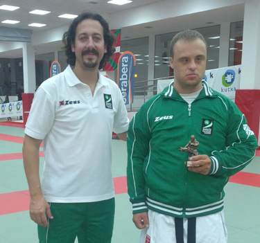 Eduardo Luna junto a su entrenador