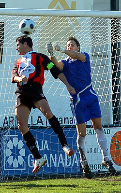 Sevilla remata ante David Cortés (BALDOMERO)
