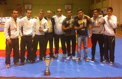 El equipo de lucha de Maracena posa con el Trofeo conseguido