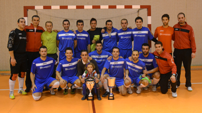 El equipo posa con el Trofeo de Campeón provincial de la pasada temporada