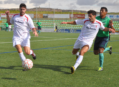 Álvaro y Sarín junto a un jugador almeriense