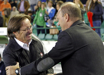 Anquela saluda a Pepe Mel antes del encuentro (LAOPINIONDEGRANADA.ES)