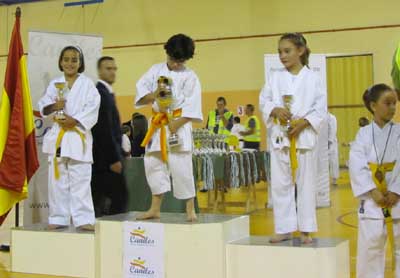 Algunos de los participantes recibiendo sus medallas