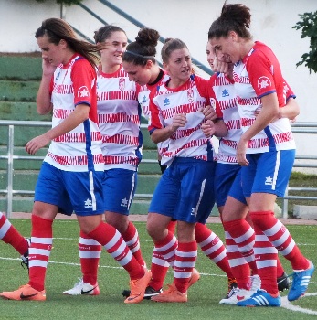 Las rojiblancas celebran un gol durante un partido. (Foto: vavel.com)