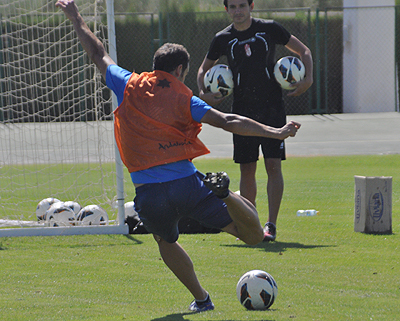 íñigo López dispara a puerta durante el entrenamiento