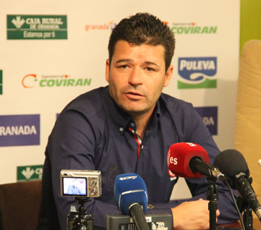 Manolo Cano durante su rueda de prensa en lugar de Anquela