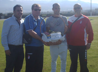 Entrega de la cesta a Mikel Rico 