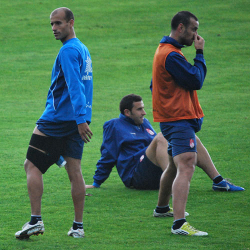 Mikel Rico, con una bolsa de hielo en su pierna izquierda