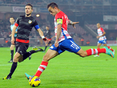 Benítez se dispone a centrar un balón ante la presión de Gabi (BALDOMERO)