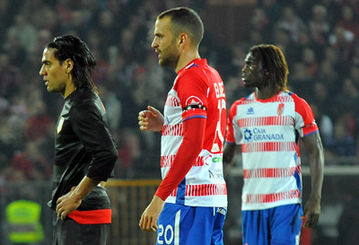 Borja Gómez controla con la mirada a Falcao (BALDOMERO)
