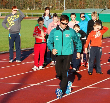 Jacinto Garzón entrenando junto a niños en Irlanda