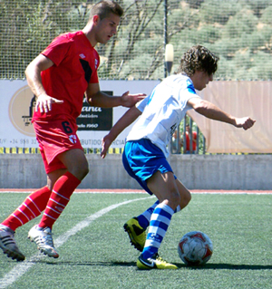Gámiz defiendo el esférico ante Luis (CASTILLO)