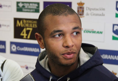 Brahimi atiende a los medios tras el entrenamiento (GRJ)