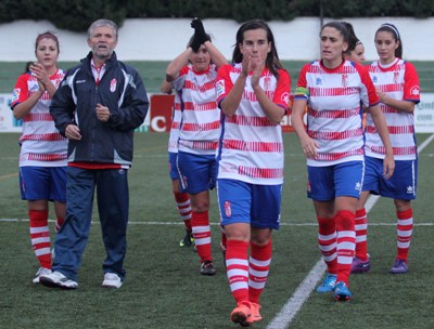 Toni Moreno junto a algunas jugadoras del Granada. (LAOPINIONDEGRANADA.ES)