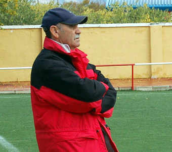 Pepe Sánchez sigue las evoluciones de su equipo (LÁZARO)