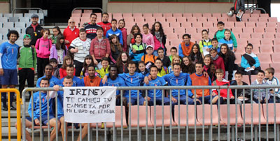 Los alumnos han posado junto a varios jugadores de la plantilla nazarí