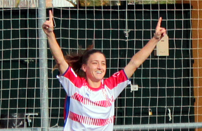 Thais celebra el tercer tanto del Granada Femenino. (JOSE M. ROMERO)