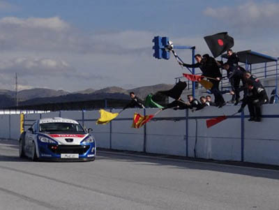 Coches circulando en el circuito accitano