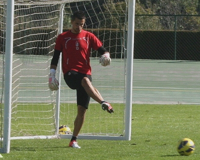 Roberto golpea un balón durante un entrenamiento en Armilla