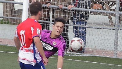 Migue García encara al meta del Vélez (LÁZARO)