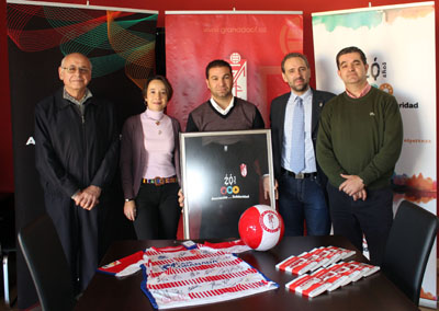 Juan Carlos Cordero durante la entrega de los productos rojiblancos