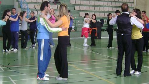 Participantes del curso de bailes de salón (GRJ)