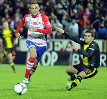 Juanma Ortiz avanza ante la presión de un jugador zaragozista (BALDOMERO)