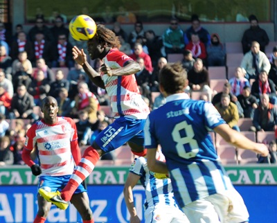 Diakhaté despeja un balón de cabeza durante el partido. (BALDOMERO)