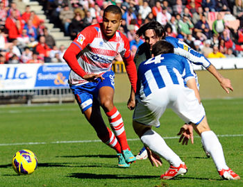 El Arabi lucha con dos defensores la posesión de un balón (BALDOMERO)