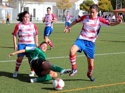 Una acción de un encuentro en casa del Granada Femenino. (J.M.ROMERO) 