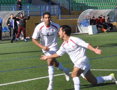 Toni celebrando el gol junto a Carlos