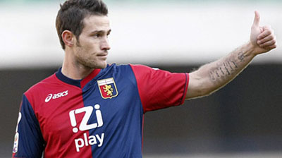 Flores durante su anterior etapa en el Genoa (NEWNOTIZIE.IT)