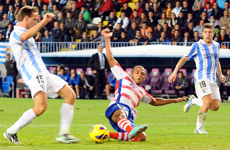 Brahimi en una acción del encuentro ante los malacitanos (BALDOMERO)