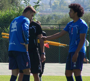 Iriney y Siqueira sobre el césped de la Ciudad Deportiva de Armilla