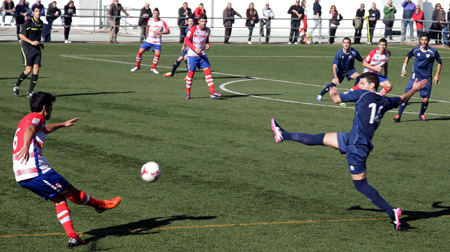 Adolfo en una acción ante el Unión Estepona (LUIS J. QUESADA) 