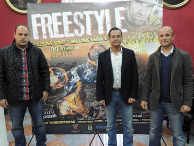 Granados junto a los organizadores del evento