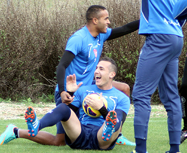 Yebda bromea con El Arabi en la concentración de Alhaurín (GRJ)