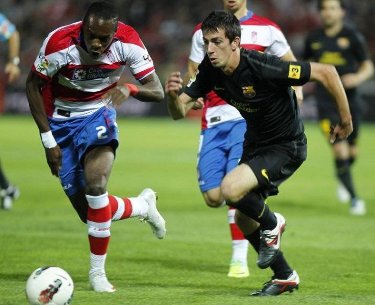 Isaac Cuenca disputa un balón con Nyom en un partido. (Archivo)