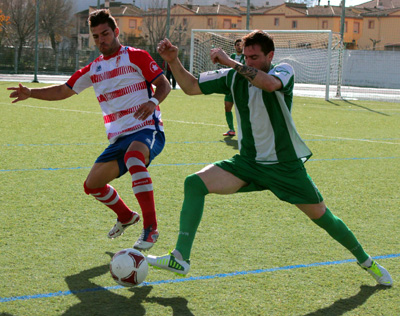 Dos jugadores pelean en una acción del encuentro (JOSÉ M. ROMERO)