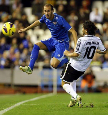 Álex Gálvez despeja un balón 