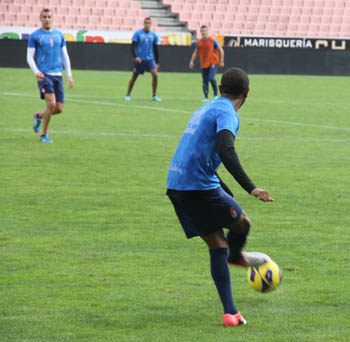 Brahimi toca la pelota hacia Yebda 