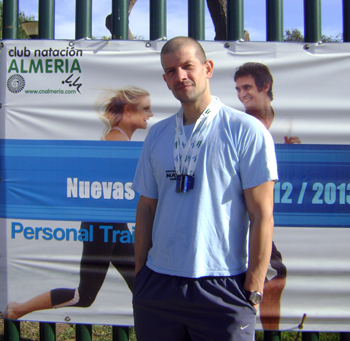 Francisco Javier posa con sus tres metales 