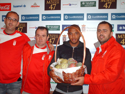 Brahimi recibe la cesta con productos tropicales 