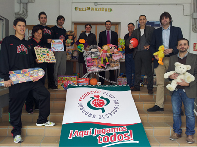 Entrega de los juguetes en Aldeas Infantiles 